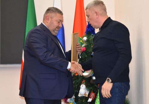 Власть и бизнес Верхнего Услона собрались на итоговую встречу и помогли детям