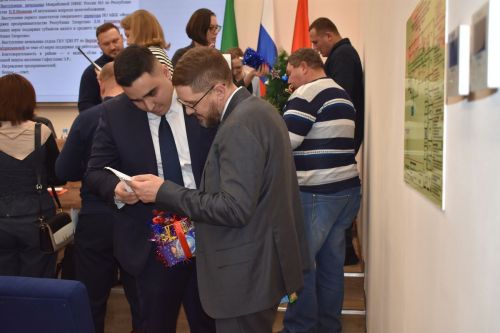 Власть и бизнес Верхнего Услона собрались на итоговую встречу и помогли детям