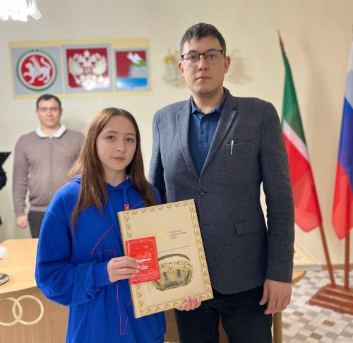Верхнеуслонским школьникам вручили паспорта в День Конституции