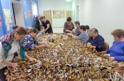 Волонтёры из Русского Макулова сплели маскировочные сети для участников СВО