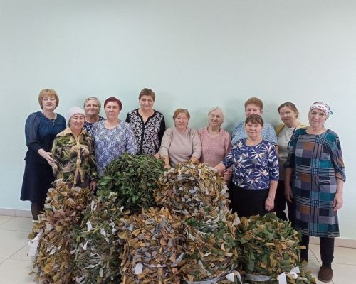 Волонтёры из Русского Макулова сплели маскировочные сети для участников СВО