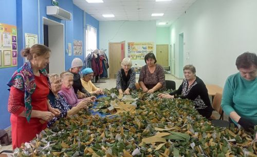 Волонтёры из Русского Макулова сплели маскировочные сети для участников СВО