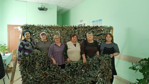 Жители Кильдеева собрали посылки и сплели сети для участников СВО