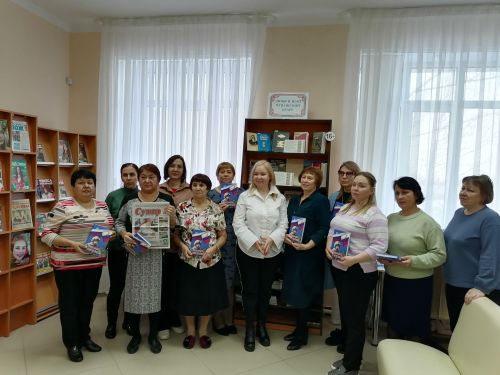 В Верхнеуслонскую библиотеку передали книгу о героях СВО на чувашском языке