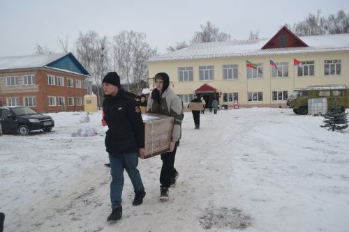 Новогодний конвой: верхнеуслонцы отправили на фронт фуру и «Газель» с подарками