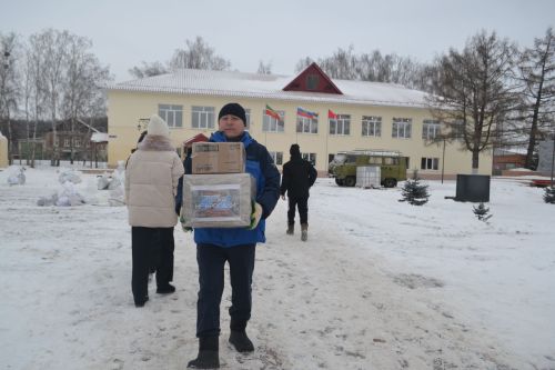 Новогодний конвой: верхнеуслонцы отправили на фронт фуру и «Газель» с подарками