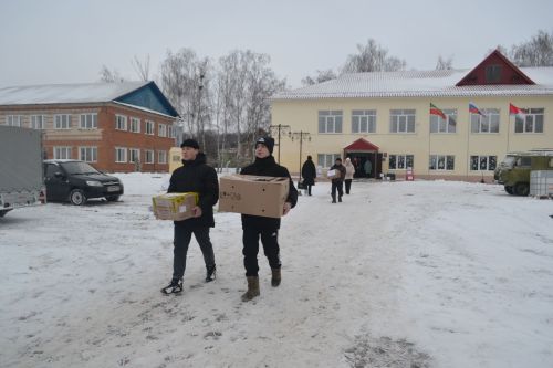 Новогодний конвой: верхнеуслонцы отправили на фронт фуру и «Газель» с подарками