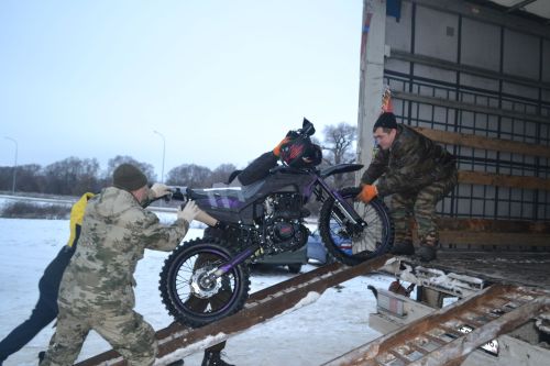 Новогодний конвой: верхнеуслонцы отправили на фронт фуру и «Газель» с подарками