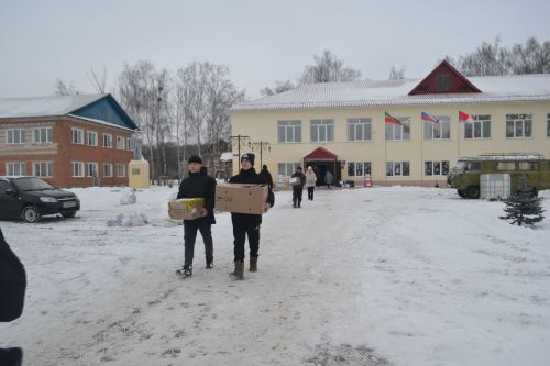 Новогодний конвой: верхнеуслонцы отправили на фронт фуру и «Газель» с подарками
