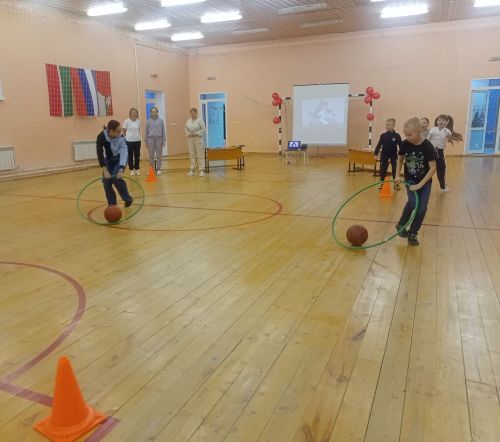 В Макулове прошел спортивный праздник для мам и детей