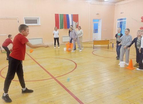 В Макулове прошел спортивный праздник для мам и детей