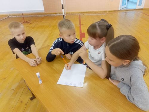 В Макулове прошел спортивный праздник для мам и детей