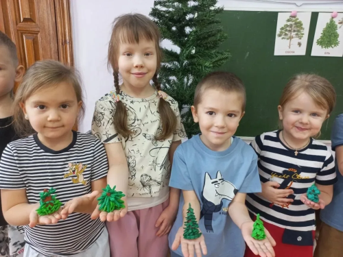 Балалар ылыслы агачлар белән таныштылар