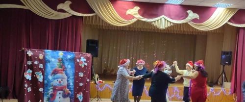 В Шеланговском ДК прошел новогодний вечер «Голубой огонек» для взрослых