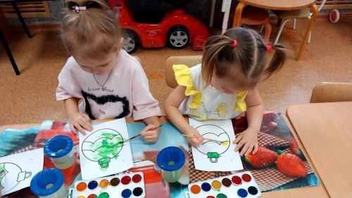 Балалар үз куллары белән Яңа елны бизәү әйберләре ясадылар
