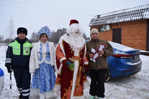 Новогодний патруль: подарки и безопасность на дорогах Верхнего Услона