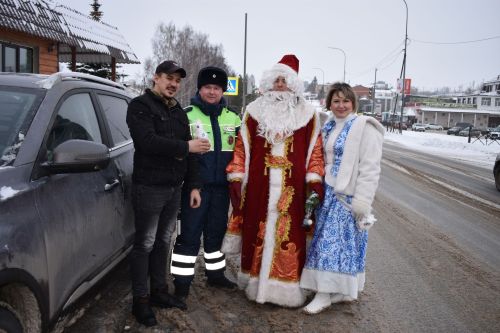 Новогодний патруль: подарки и безопасность на дорогах Верхнего Услона