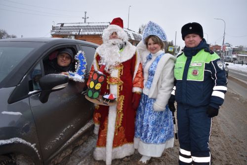 Новогодний патруль: подарки и безопасность на дорогах Верхнего Услона
