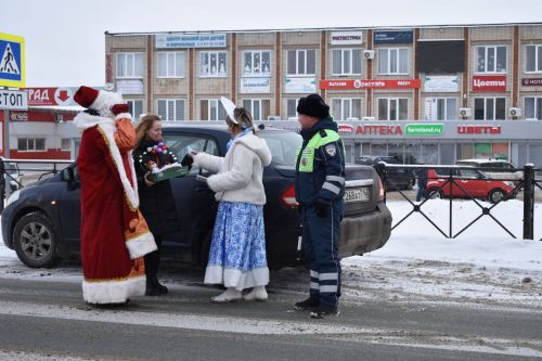 Новогодний патруль: подарки и безопасность на дорогах Верхнего Услона