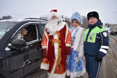 Новогодний патруль: подарки и безопасность на дорогах Верхнего Услона