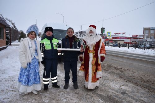 Новогодний патруль: подарки и безопасность на дорогах Верхнего Услона