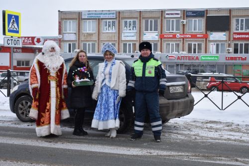 Новогодний патруль: подарки и безопасность на дорогах Верхнего Услона