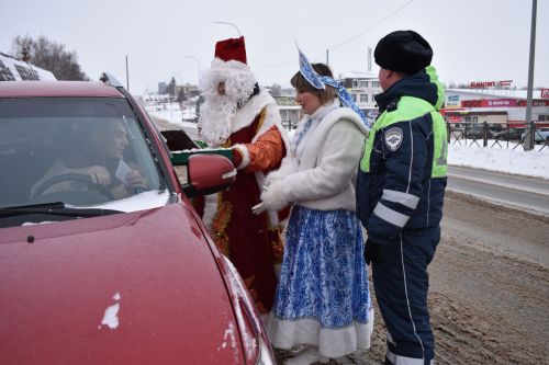 Новогодний патруль: подарки и безопасность на дорогах Верхнего Услона