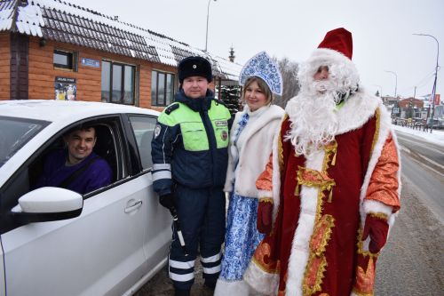 Новогодний патруль: подарки и безопасность на дорогах Верхнего Услона