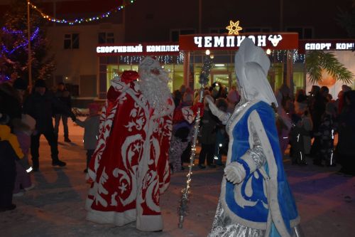 Искусственный интеллект и живое чудо: как в Верхнем Услоне зажигали ёлку