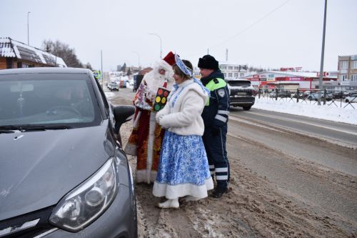 Новогодний патруль: подарки и безопасность на дорогах Верхнего Услона
