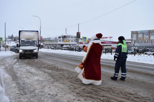Новогодний патруль: подарки и безопасность на дорогах Верхнего Услона