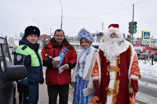 Новогодний патруль: подарки и безопасность на дорогах Верхнего Услона