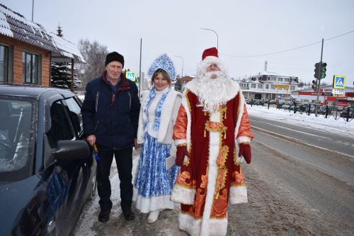 Новогодний патруль: подарки и безопасность на дорогах Верхнего Услона