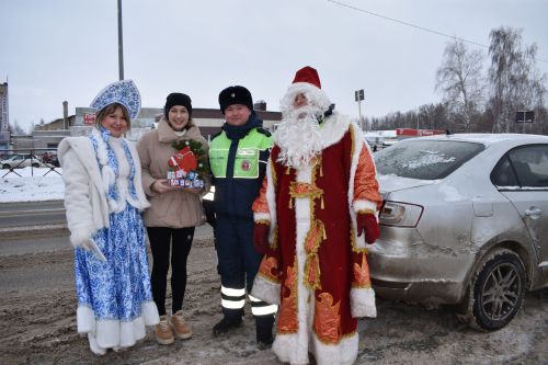 Новогодний патруль: подарки и безопасность на дорогах Верхнего Услона