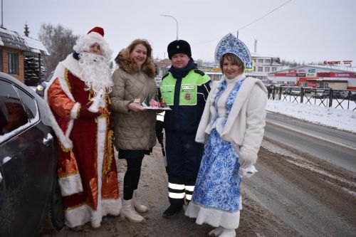 Новогодний патруль: подарки и безопасность на дорогах Верхнего Услона
