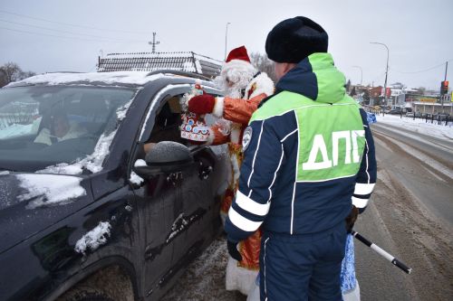 Новогодний патруль: подарки и безопасность на дорогах Верхнего Услона