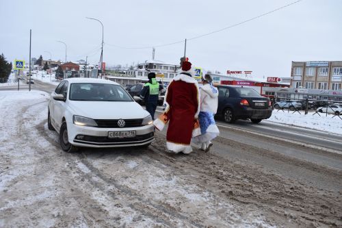 Новогодний патруль: подарки и безопасность на дорогах Верхнего Услона