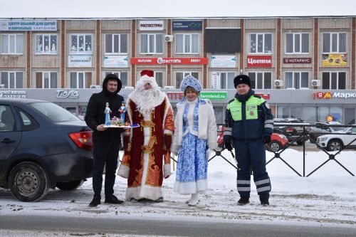 Новогодний патруль: подарки и безопасность на дорогах Верхнего Услона