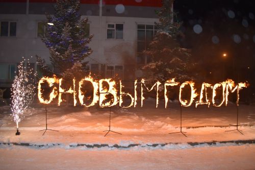 Искусственный интеллект и живое чудо: как в Верхнем Услоне зажигали ёлку