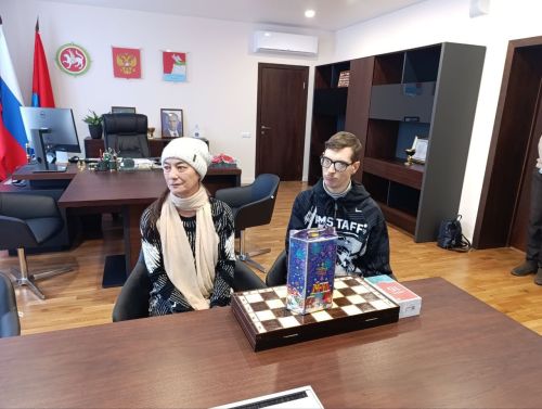 Евгений Варакин вручил шахматисту-чемпиону шахматы ручной работы