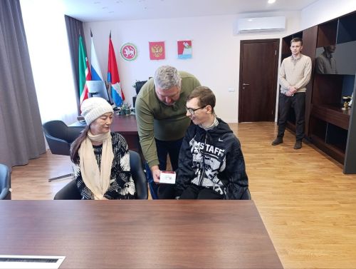 Евгений Варакин вручил шахматисту-чемпиону шахматы ручной работы