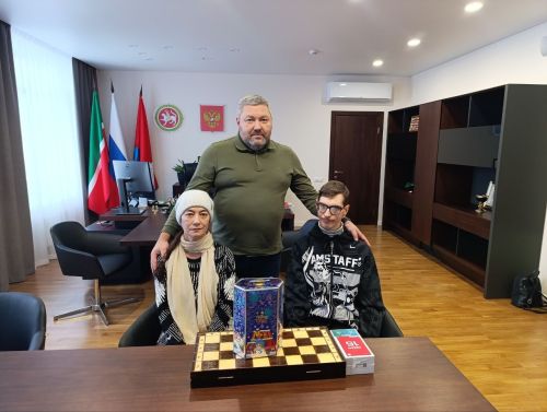 Евгений Варакин вручил шахматисту-чемпиону шахматы ручной работы