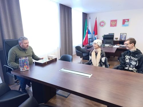 Евгений Варакин вручил шахматисту-чемпиону шахматы ручной работы