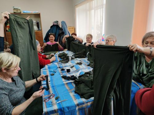 Жители Куралова собрали посылки с теплом для участников СВО