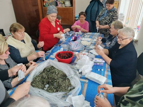 Жители Куралова собрали посылки с теплом для участников СВО