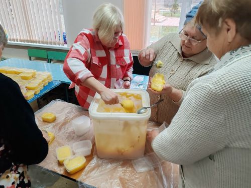 Жители Куралова собрали посылки с теплом для участников СВО