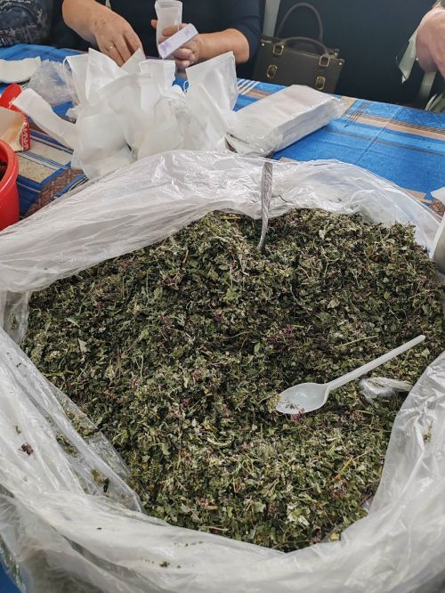 Жители Куралова собрали посылки с теплом для участников СВО