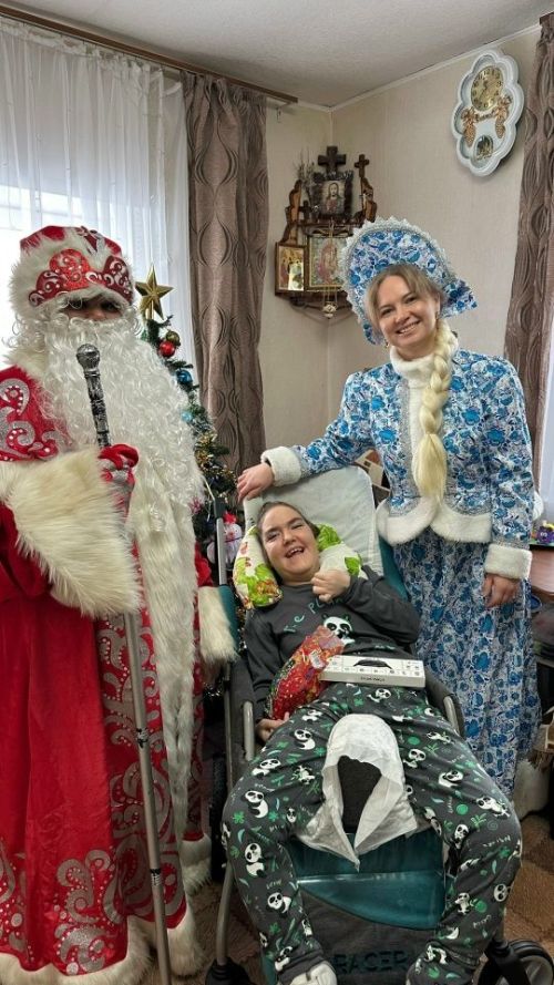 Специалисты центра «Островок надежды» привезли Новый год детям