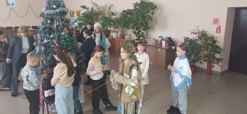В Макуловском ДК для детей устроили волшебную новогоднюю ёлку