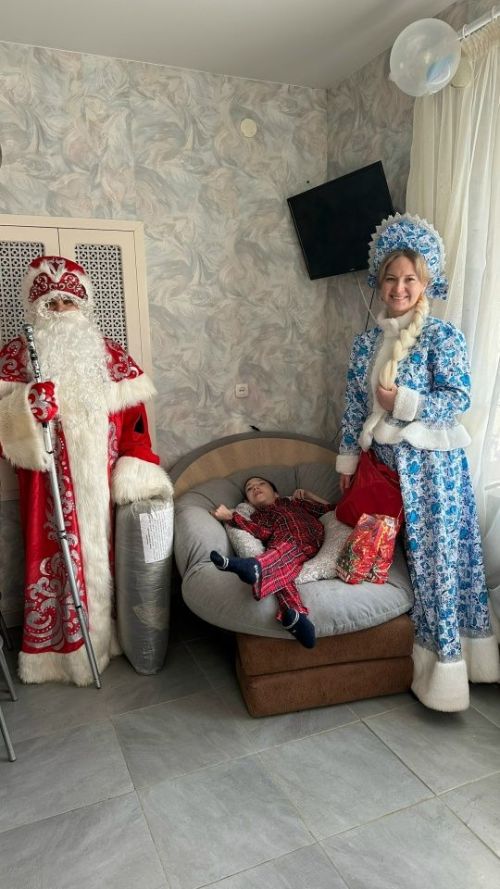 Специалисты центра «Островок надежды» привезли Новый год детям